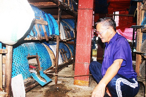 Ông Võ Ngọc Ân, 71 tuổi, phường Vĩnh Nguyên, TP. Nha Trang (Khánh Hòa) khiến không ít người hoảng sợ khi nuôi đàn trăn trên sân thượng. Ảnh: Dân Việt.