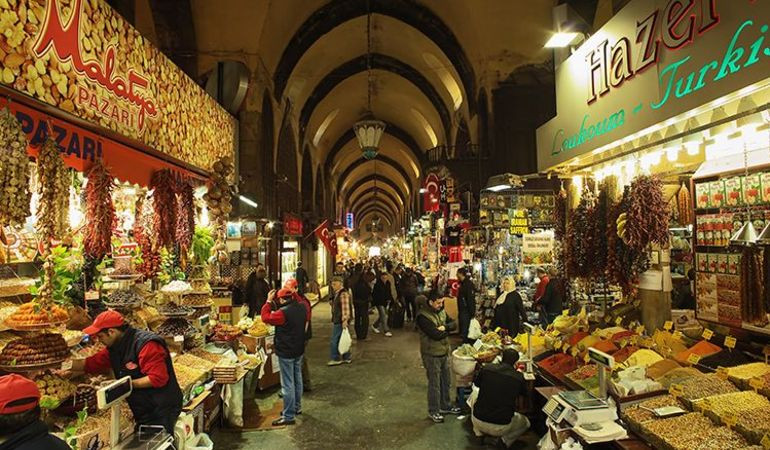 Khu chợ Spice Bazaar tại Istanbul (Thổ Nhĩ Kỳ) là một thiên đường ẩm thực nổi tiếng từ những năm 60 của thế kỷ trước với trái cây khô, hương liệu, các loại hạt, gia vị, dầu ô liu cũng như các loại tinh dầu chất lượng. Ảnh: Istanbul Tour Studio.