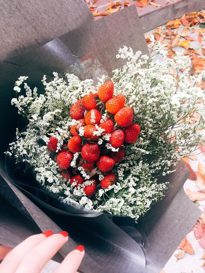 Hình ảnh những trái dâu tây đỏ tươi, căng mọng chắc chắn sẽ khiến bất cứ bạn gái nào cũng thích thú. Ảnh: FB Linh Mango.