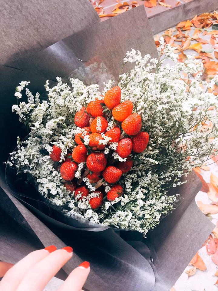 Hình ảnh những trái dâu tây đỏ tươi, căng mọng chắc chắn sẽ khiến bất cứ bạn gái nào cũng thích thú. Ảnh: FB Linh Mango.