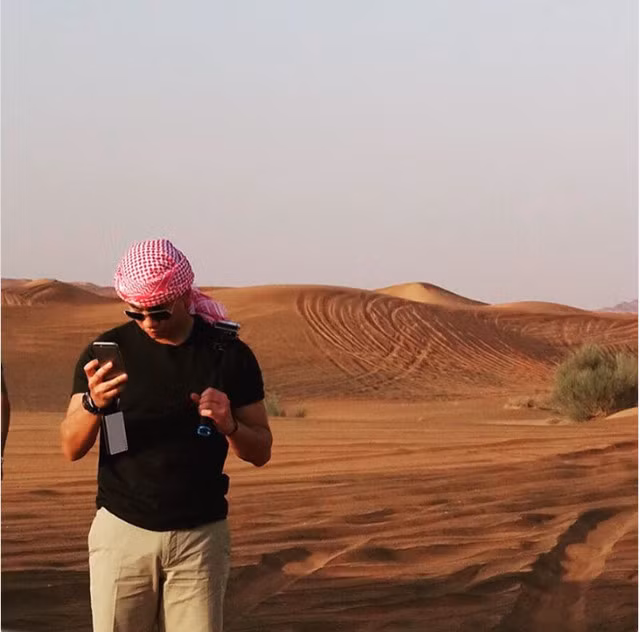  Hoàng tử Brunei hứng thú với việc khám phá sa mạc.