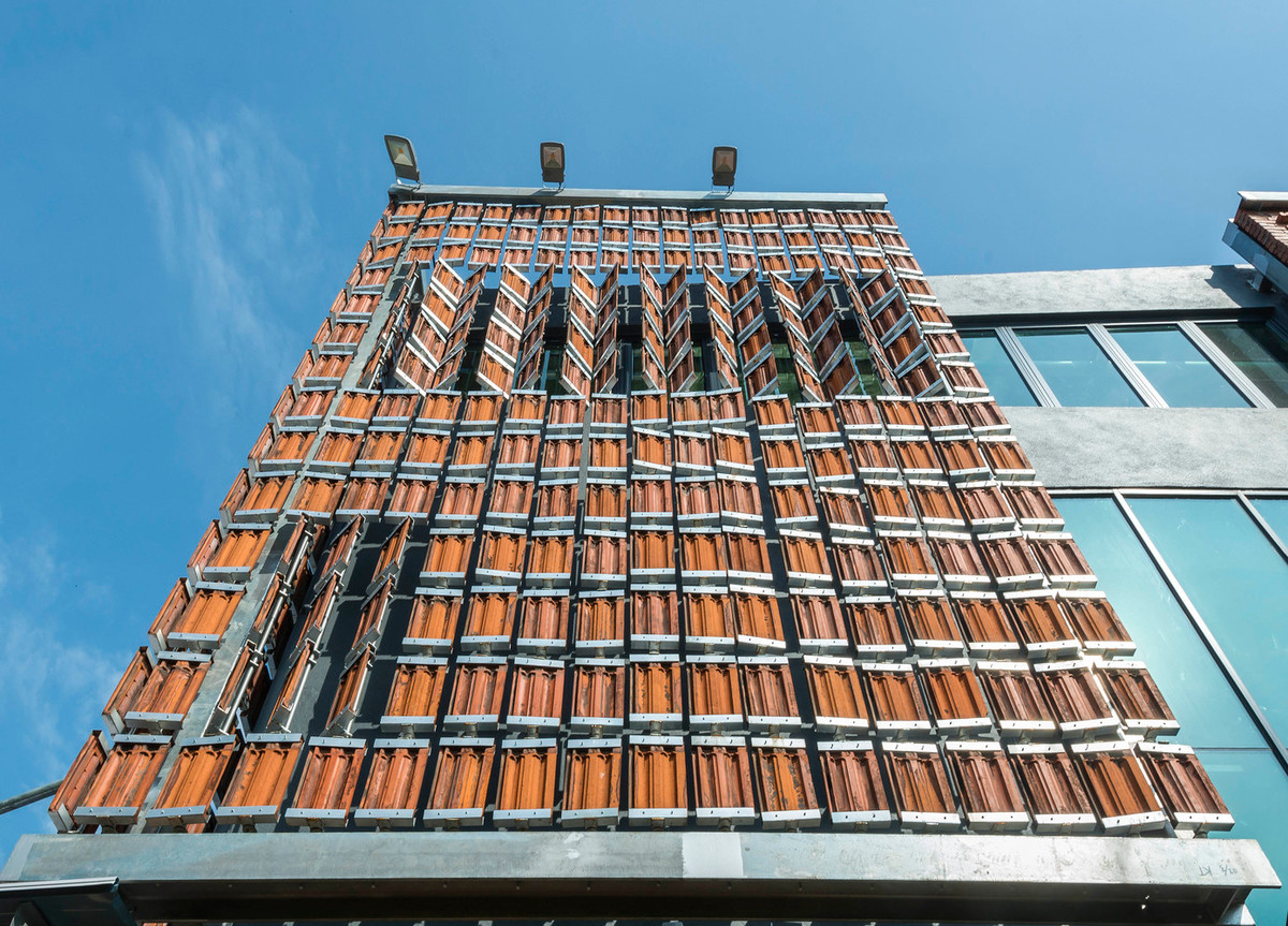 Thấy phần gạch đỏ và ngói của cốt nhà cũ còn tốt, kiến trúc sư đã sáng tạo cho căn nhà một diện mạo mới từ chính những vật liệu này.