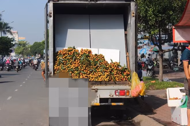 Những chiếc xe tải đầy ắp vải cũng thu hút nhiều khách mua trên các tuyến đường ở Hà Nội. Ảnh: Zing.