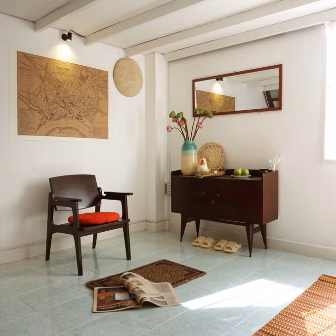 Căn phòng mang đậm không khí hoài cổ với các món đồ sưu tập từ nhiều nơi.