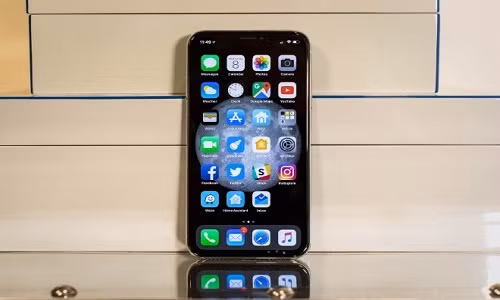notch trên iPhone X nhận nhiều phản ứng ngay sau khi sản phẩm được phát hành.