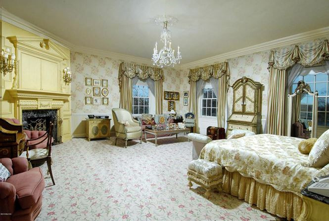 Phòng ngủ được trang bị đầy đủ lò sưởi.