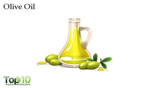 Dầu ô liu: Dầu ô liu có nhiều công dụng nấu ăn nhưng chất béo lành mạnh này cũng có thể giúp giữ cho bàn tay của bạn mịn màng và không bị nhăn. Dầu nuôi dưỡng làn da nhờ vitamin E cùng với chất béo thiết yếu trong nó, giúp kích thích sản xuất collagen làm giảm vết chai sần. Ngoài ra, dầu ô liu có tác dụng ngăn chặn các dấu hiệu lão hóa sớm.