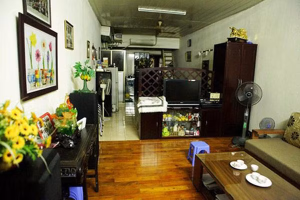 Căn nhà nằm trên gác hai một khu tập thể cũ, phòng khách thông với phòng bếp và phòng ăn. Ảnh: Khám phá.