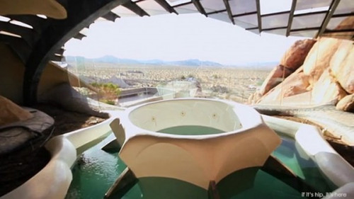 Ngoài không gian chức năng, biệt thự còn có vườn, bể sục nhỏ và spa.