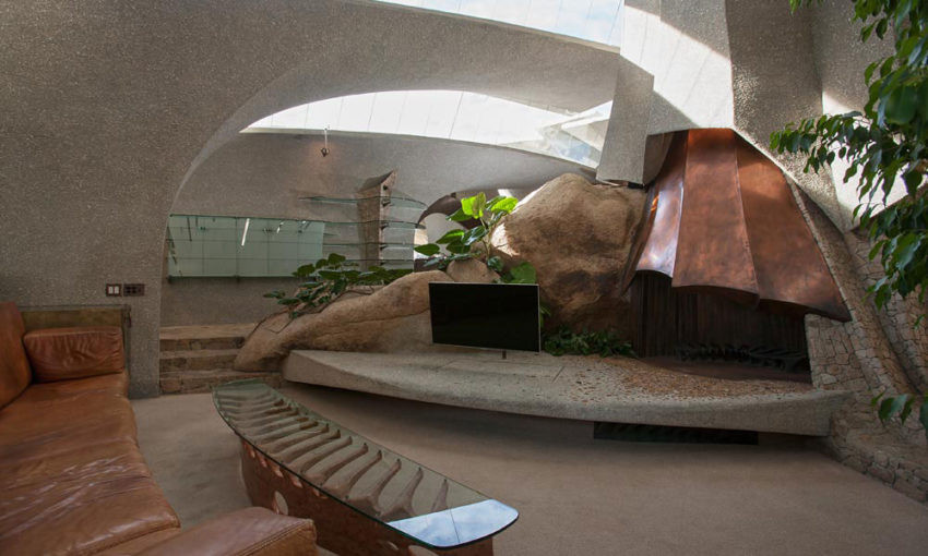 Trái với kiến trúc ngoại thất, biên trong biệt thự sa mạc thiết kế ấm áp, tương tự không gian của hang động.