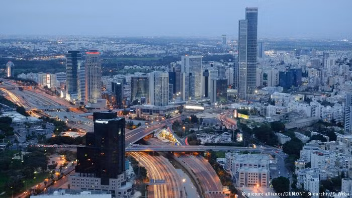 Người dân thành phố Tel Aviv (Isarel) có cuộc sống đắt đỏ bậc nhất Trung Đông. Họ có thể phải chi 15 USD cho mỗi lần đi chơi và ngồi uống vài ly với bè bạn vào buổi tối. Ảnh: Deutsche Welle.