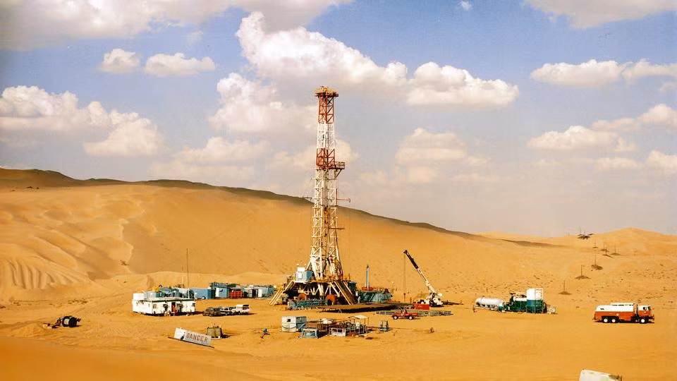 Dubai sở hữu một lượng lớn dầu mỏ nhưng thu nhập từ dầu mỏ chỉ chiếm vào khoảng 6- 7%, phần còn lại thuộc về các ngành dịch vụ như du lịch, cảng biển và tài chính. Ảnh: The National.