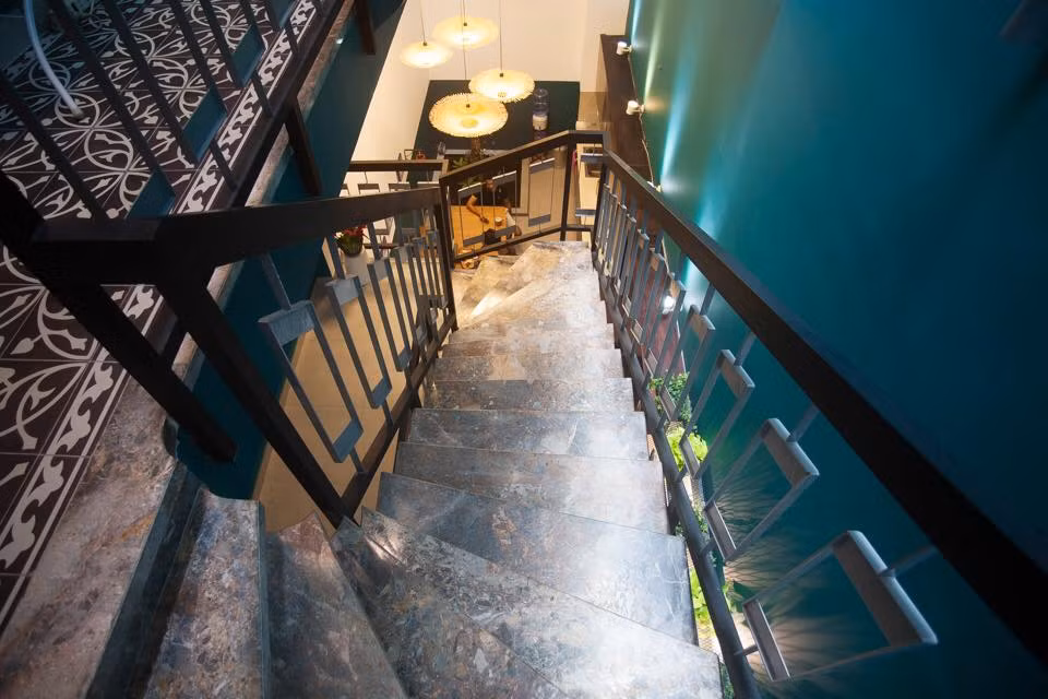 Màu xanh nhiệt đới được sử dụng như tông màu chủ đạo trong nhà phố 4 tầng.