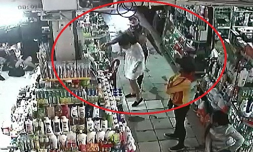 Một phụ nữ bán hàng rong đã lao vào đánh đập nữ nhân viên cửa hàng tại chợ Đông Hà. Ảnh cắt từ clip.