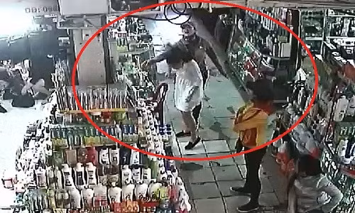 Một phụ nữ bán hàng rong đã lao vào đánh đập nữ nhân viên cửa hàng tại chợ Đông Hà. Ảnh cắt từ clip.