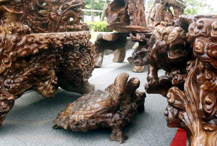 Bộ bàn ghế hoàn chỉnh này gồm một ghế vua, một bàn chính, bốn đôn gỗ có trạm trổ tinh xảo, hai chiếc đôn để kê hai cây thông được trạm khắc từ gỗ.