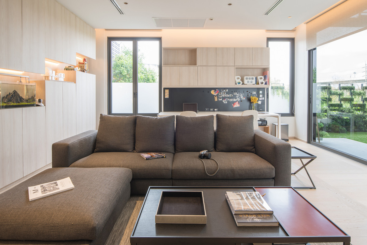 Phòng khách đơn giản, thoáng đãng bố trí ngay cạnh sân vườn.