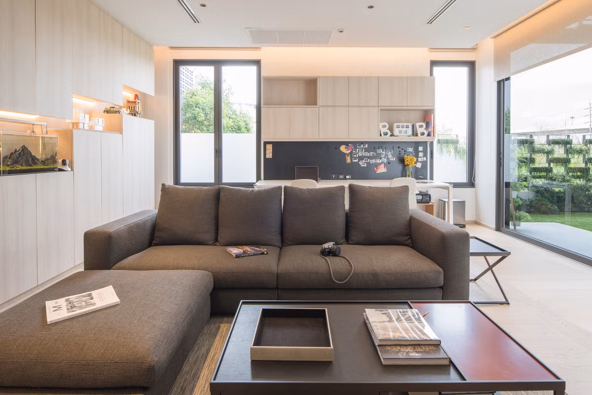 Phòng khách đơn giản, thoáng đãng bố trí ngay cạnh sân vườn.