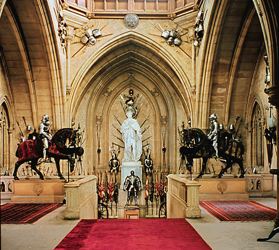 Hành lang lớn được trang trí bằng tượng cẩm thạch và bộ đôi áo giáp cổ.