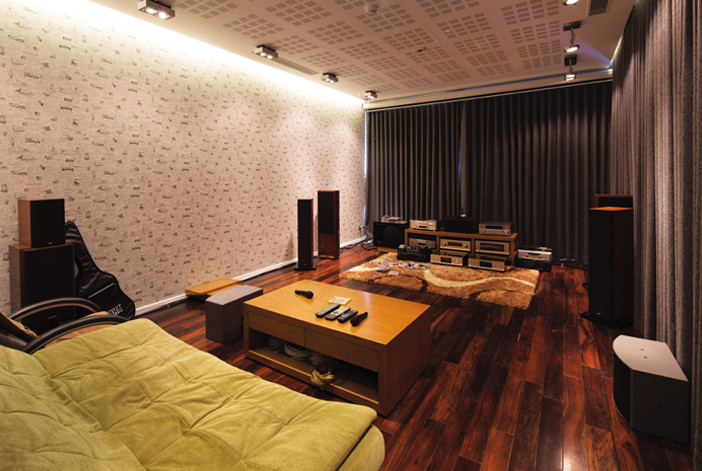 Một phòng nghe nhạc, xem phim thiết kế kín đáo.
