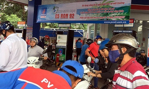 Tỷ lệ người mua xăng E5 tại TP HCM mới chỉ đạt tỷ lệ khoảng 30%. (Ảnh minh họa: NLĐO)