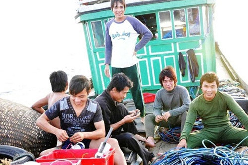 Do lặn dưới mực nước sâu, đòi hỏi người thợ phải thật sự gan dạ, khéo léo để xử lý các tình huống khi có sự cố. Ảnh: Congly.