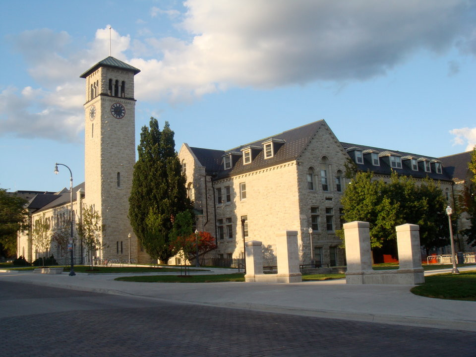 Sau khi tốt nghiệp trung học, Elon Musk chuyển đến Canada và học hai năm tại Đại học Queen ở Kingston, Ontario.