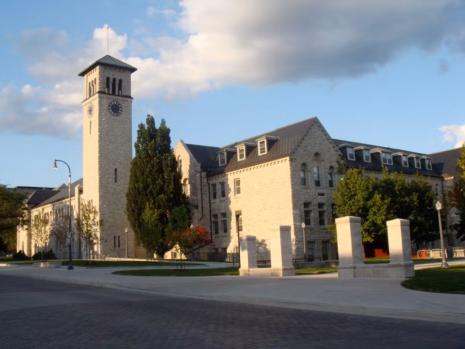 Sau khi tốt nghiệp trung học, Elon Musk chuyển đến Canada và học hai năm tại Đại học Queen ở Kingston, Ontario.