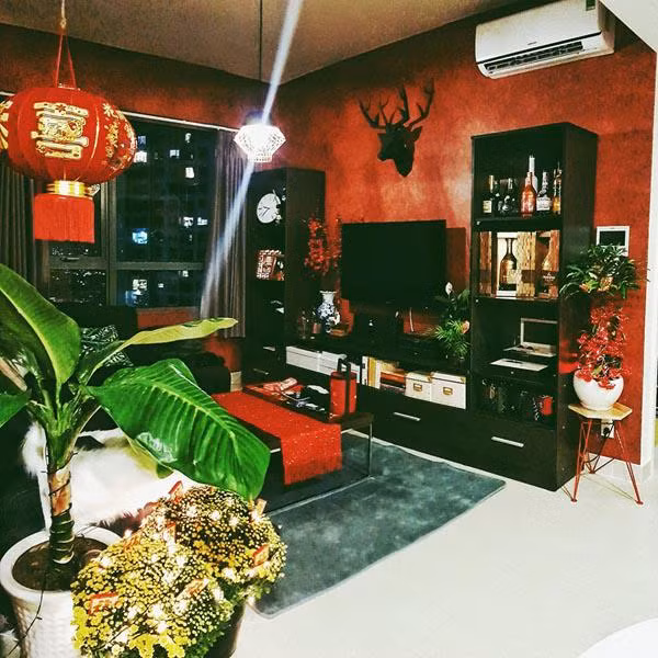 Căn hộ của Băng Di ngập tràn sắc đỏ ngày Tết, từ giấy dán tường, khăn trải bàn...Ảnh: Khám phá.