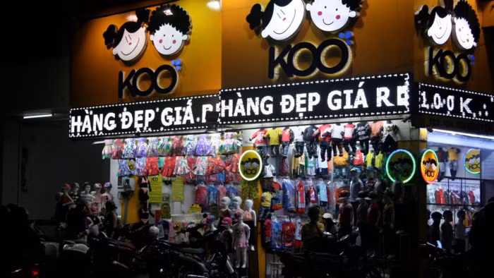 Sắp tới, quận 5 sẽ sắp xếp 44 hộ kinh doanh không có địa chỉ vào những khu vực cố định, có sự quản lý nhằm hạn chế việc buôn bán lấn chiếm lòng, lề đường. Ảnh: SGGP.4040