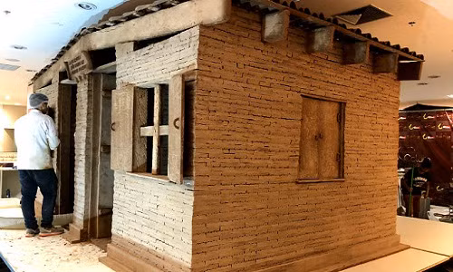 Nhìn thoáng qua, không ít người nhầm tưởng ngôi nhà được xây bằng gạch như bao công trình khác. Tuy nhiên, thực tế nó được dựng lên từ 10.488 kg socola.