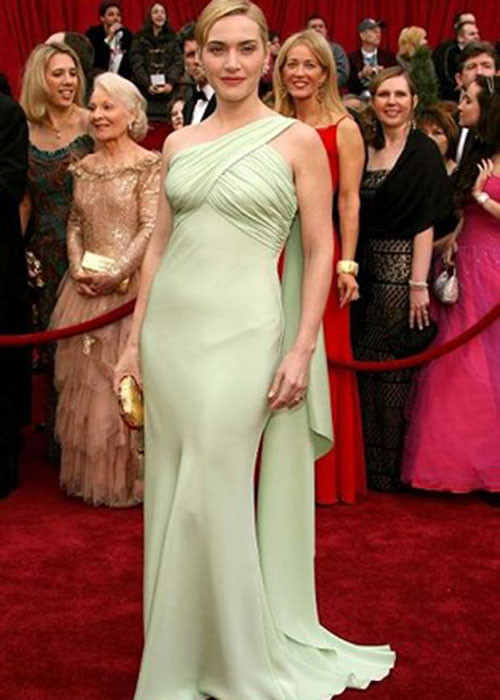 Năm 2007, mỹ nhân Titanic Kate Winslet diện đầm xanh bạc hà mang phong cách nữ thần từ thương hiệu Valentino. Thiết kế này có giá 100.000 USD (khoảng 2,3 tỷ đồng).