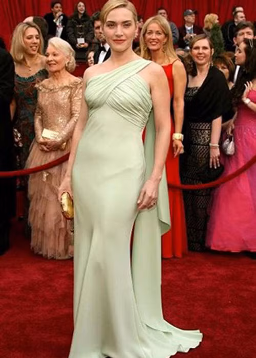 Năm 2007, mỹ nhân Titanic Kate Winslet diện đầm xanh bạc hà mang phong cách nữ thần từ thương hiệu Valentino. Thiết kế này có giá 100.000 USD (khoảng 2,3 tỷ đồng).