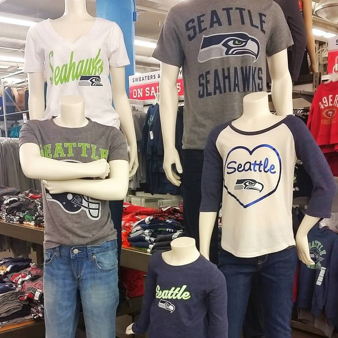 Ngoài shop sang trọng, trung tâm thương mại Ala Moana còn sở hữu các chuỗi cửa hàng bình dân hơn như Old Navy, Charlotte Russe, và Vans.