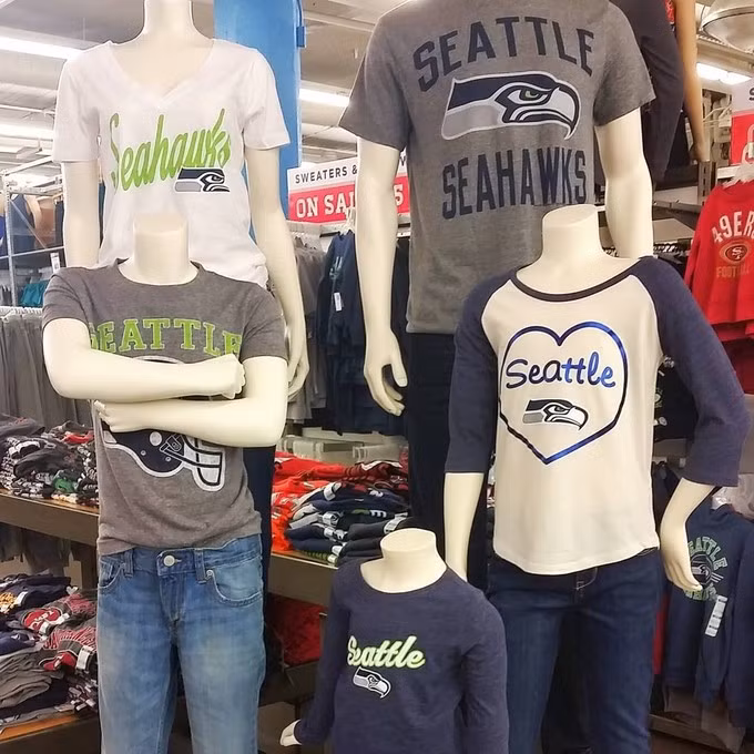 Ngoài shop sang trọng, trung tâm thương mại Ala Moana còn sở hữu các chuỗi cửa hàng bình dân hơn như Old Navy, Charlotte Russe, và Vans.