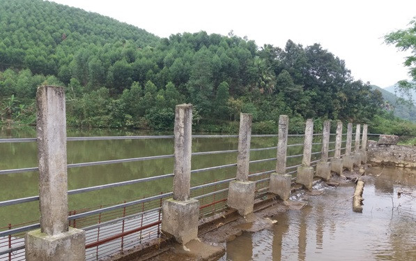 Vừa cho thuê câu cá vừa bán cá thịt, mỗi năm gia đình ông thu về cả trăm triệu đồng. Ảnh: Dân Việt.