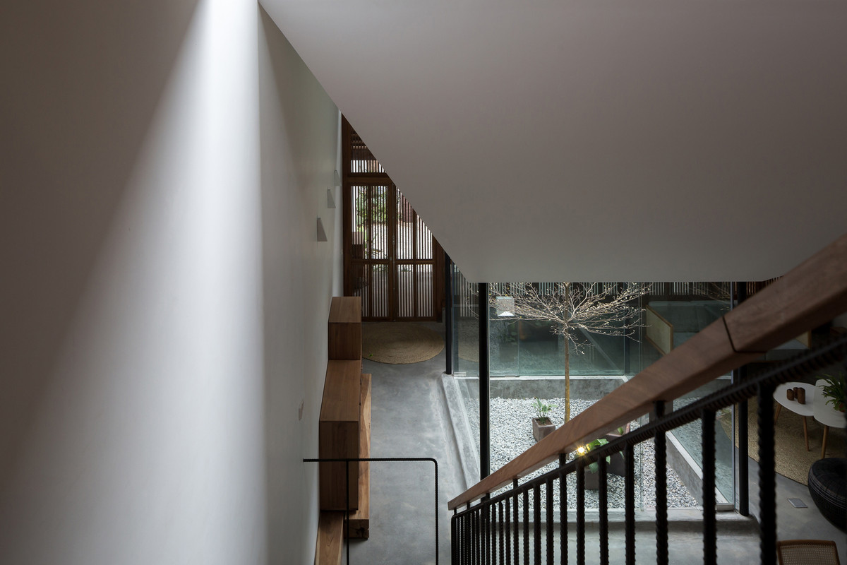 Cầu thang dẫn lên các tầng trên.