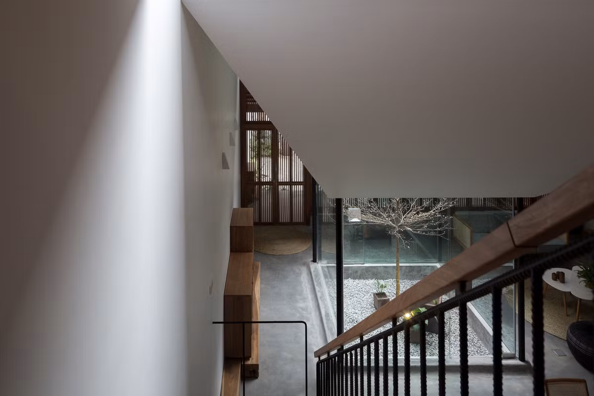 Cầu thang dẫn lên các tầng trên.