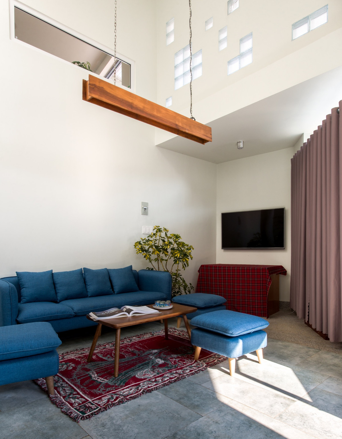 Không gian tiếp khách bị ảnh hưởng ít nhiều bởi hình dáng ngôi nhà không được vuông vức.