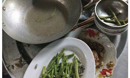 Chị em xót xa khi thấy mâm cơm còn thừa lại.