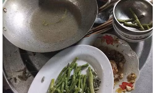 Chị em xót xa khi thấy mâm cơm còn thừa lại.