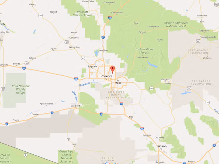 Ông có một ngôi nhà ở thung lũng Paradise, Arizona, gần núi Camelback.