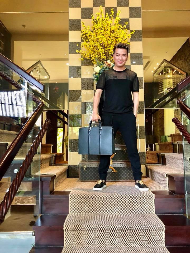 Rất nhiều túi xách đến từ các thương hiệu hàng đầu thế giới có giá hàng nghìn USD được nam ca sĩ rao bán.