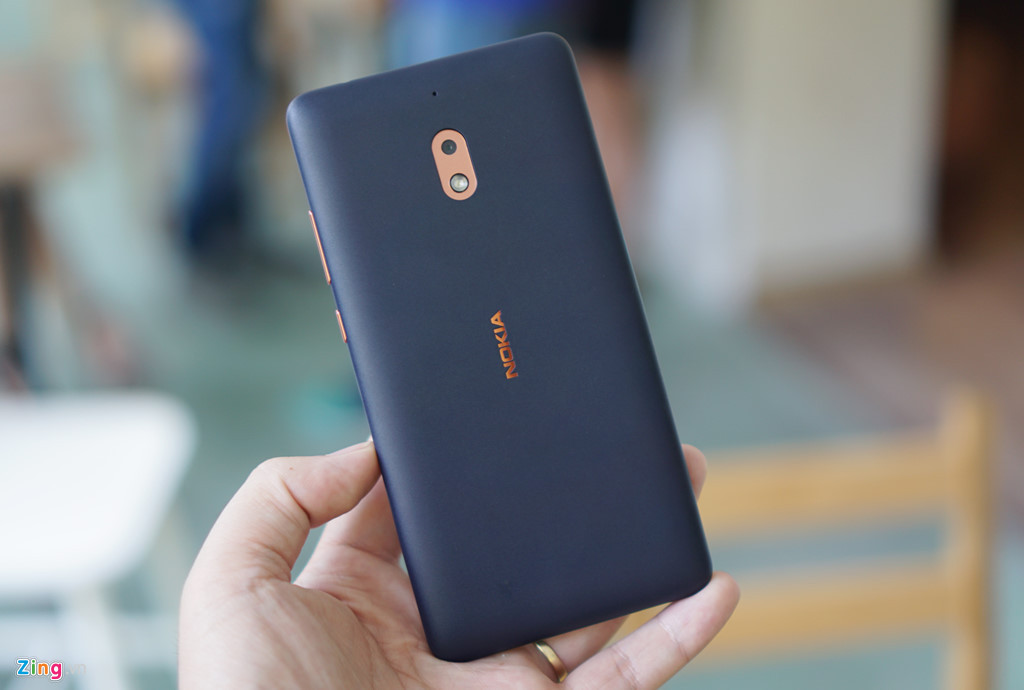 Trong khi đó, Nokia 2.1 chạy phiên bản Android Go, phiên bản Android gốc rút gọn, tối ưu cho smartphone với RAM dưới 1 GB. Thiết bị này có kiểu dáng cơ bản với vỏ nhựa, nắp lưng tháo rời (nhưng không dùng pin rời).