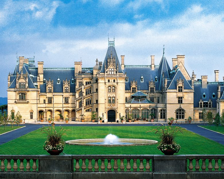 Dinh thự Biltmore Estate (tọa lạc tại Ashville, Bắc Carolina) là tòa lâu đài lớn nhất nước Mỹ, xây dựng mô phỏng các tòa lâu đài ở châu Âu. Ảnh: Lonely Planet.
