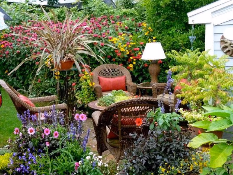  Trang trí quá nhiều: Đây là một trong những sai lầm thiết kế vườn phổ biến nhất. Sử dụng quá nhiều vật trang trí sẽ khiến khu vườn trở nên lộn xộn. Ảnh: Greenmore.