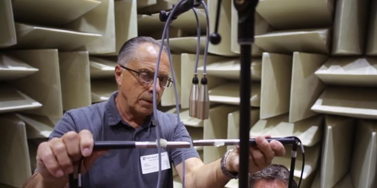 Sự yên tĩnh của căn phòng khiến con người có thể nghe thấy tiếng các bộ phận trong cơ thể đang làm việc như tiếng đập của phổi, nhịp tim, quần áo cọ xát, tiếng nuốt nước bọt...Ảnh: NBC.