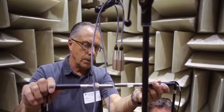 Sự yên tĩnh của căn phòng khiến con người có thể nghe thấy tiếng các bộ phận trong cơ thể đang làm việc như tiếng đập của phổi, nhịp tim, quần áo cọ xát, tiếng nuốt nước bọt...Ảnh: NBC.