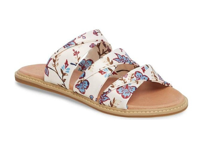 Đôi dép lê trang trí hoa văn nữ tính, duyên dáng với các gam màu dịu nhẹ mang đến phong cách hoàn toàn mới cho những cô nàng trẻ trung và sành điệu trong ngày hè nóng bức. Đôi dép lê này thích hợp cho bạn đi chơi hay đi dạo phố cuối tuần.