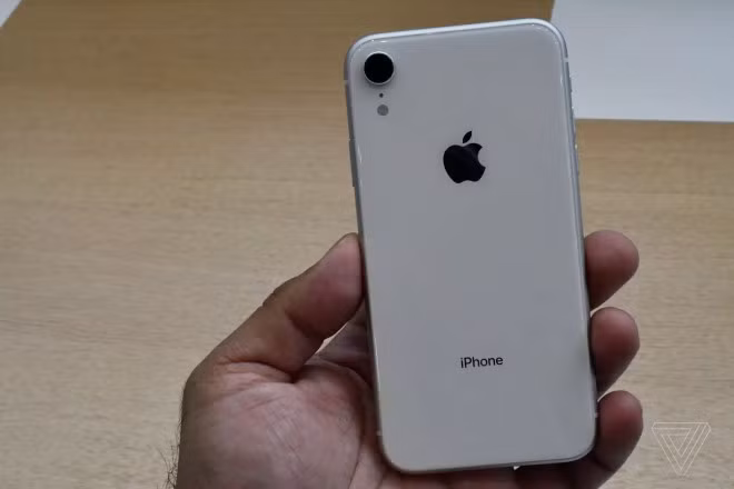 Cũng theo Apple, pin của iPhone XR hứa hẹn có thời lượng kéo dài hơn 1,5 giờ so với iPhone 8 Plus năm ngoái - một con số mở ra lựa chọn tuyệt vời cho người dùng, đặc biệt với ai thường xuyên di chuyển.